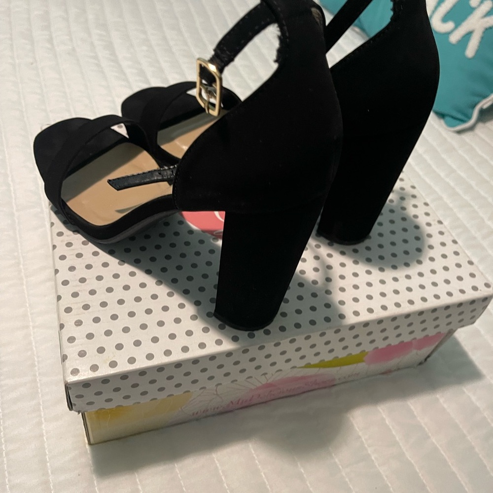 Delicious Black Chunky Heels with Ankle Straps - Picture 2 of 8